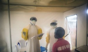A Beni, en République démocratique du Congo, des agents de santé soignent un enfant de 15 ans qui pourrait être infecté par le virus Ebola (2019)