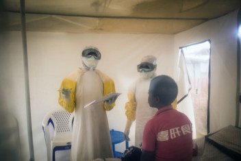 A Beni, en République démocratique du Congo, des agents de santé soignent un enfant de 15 ans qui pourrait être infecté par le virus Ebola (2019)