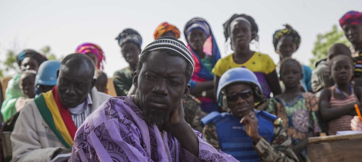 Des Casques bleus sénégalais lors d'une opération de sécurisation et de sensibilisation auprès de civils dans la région de Mopti au Mali.