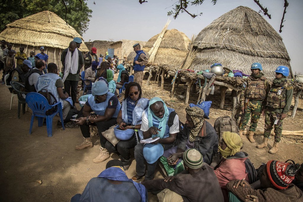 Des enquêteurs de l'ONU accompagnés par des Casques bleus de la Mission des Nations Unies au Mali (MINUSMA) rencontrent des villageois dans le village a été attaqué dans le centre du pays en février 2019.