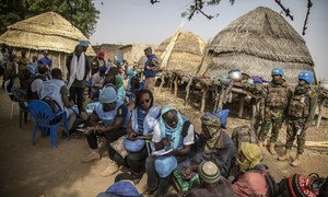 Des enquêteurs de l'ONU accompagnés par des Casques bleus de la Mission des Nations Unies au Mali (MINUSMA) rencontrent des villageois dans le village a été attaqué dans le centre du pays en février 2019.