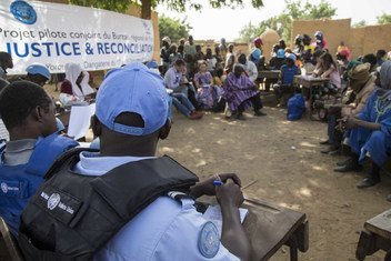 Des Casques bleus de la Mission des Nations Unies au Mali (MINUSMA) mènent une réunion sur la justice et la réconciliation dans la région de Mopti, dans le centre du Mali.