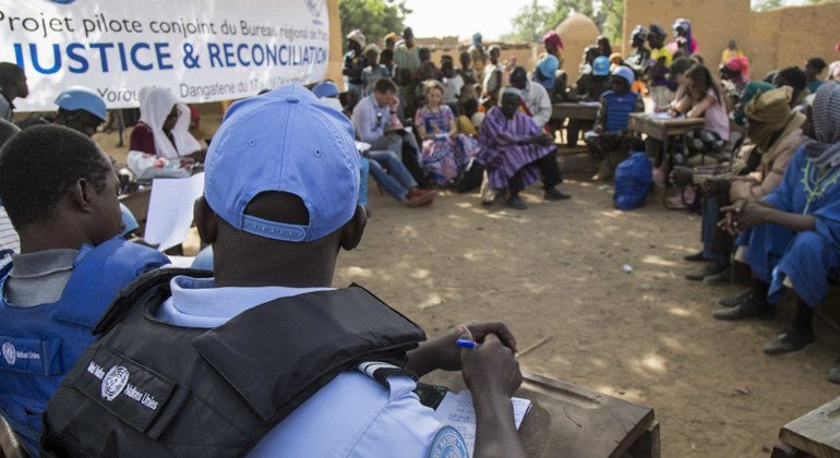 Des Casques bleus de la Mission des Nations Unies au Mali (MINUSMA) mènent une réunion sur la justice et la réconciliation dans la région de Mopti, dans le centre du Mali.
