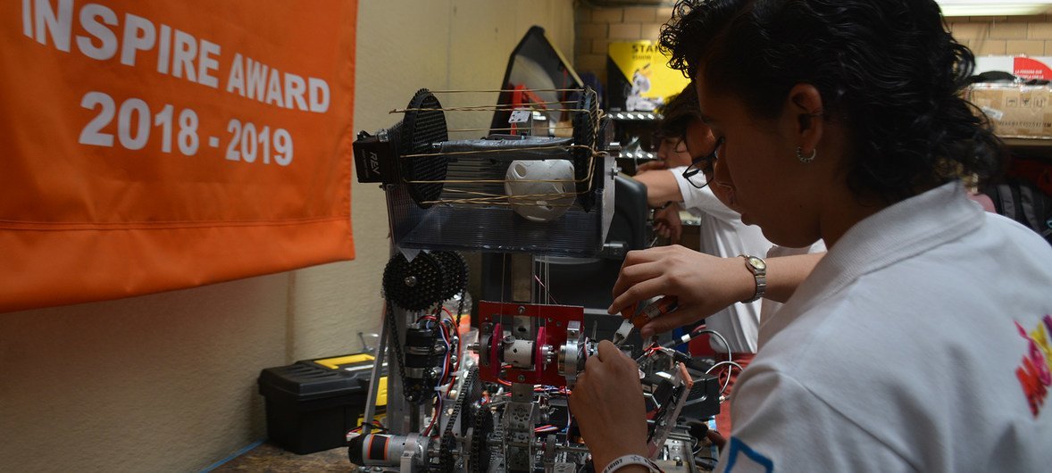 Un grupo de estuidantes, en su mayoría mujeres, representaron a México en una competición internacional de robótica. En la imagen Claudia y el robot.