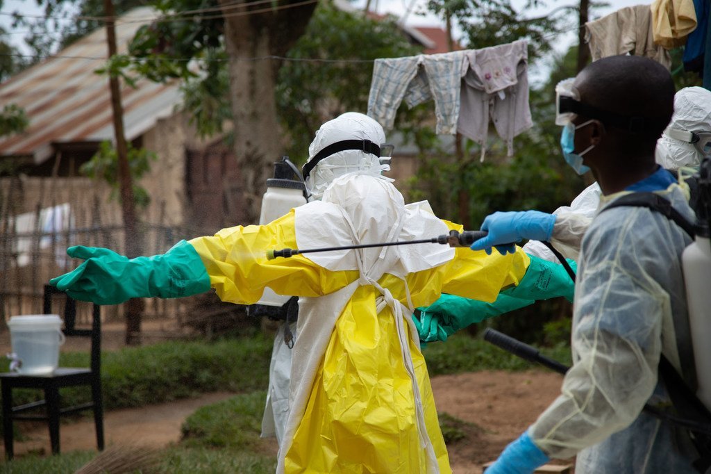 Rinçage des équipements de protection contre le virus Ebola à Beni, en République démocratique du Congo (31 mai 2019).