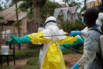 在刚果民主共和国的贝尼，　医护人员在冲洗埃博拉防护装备。