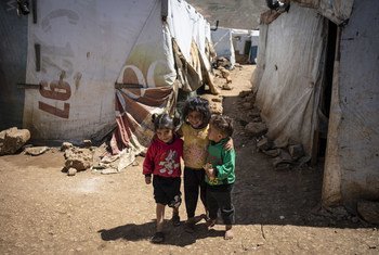 أطفال لاجئون سوريون في موقع غير رسمي في سهل البقاع بلبنان (نيسان/أبريل 2019).