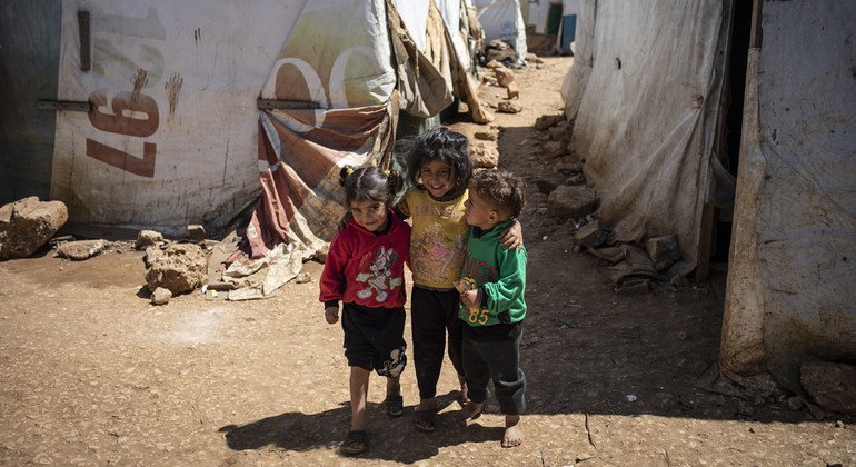 أطفال لاجئون سوريون في موقع غير رسمي في سهل البقاع بلبنان (نيسان/أبريل 2019).
