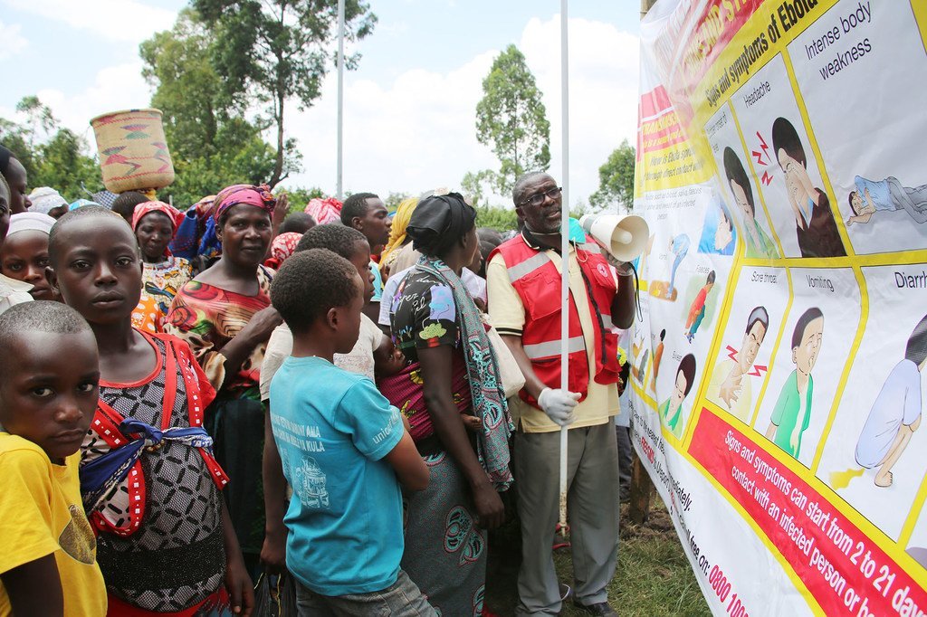 Un volontaire de la Croix-Rouge explique à des Congolais les dangers d'Ebola à la frontière entre la République démocratique du Congo et l'Ouganda.