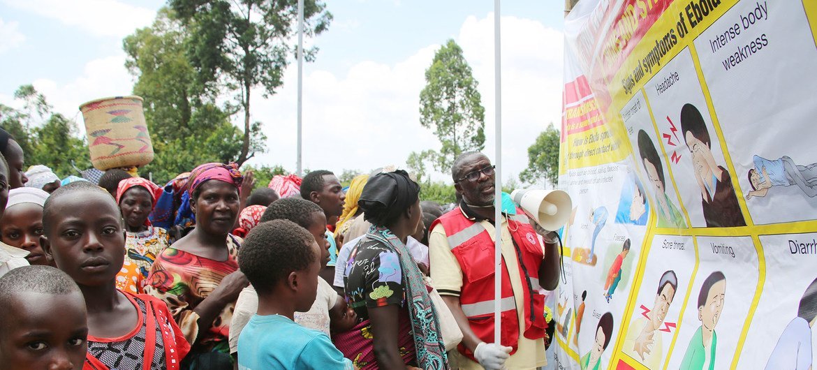 Un volontaire de la Croix-Rouge explique les dangers d'Ebola à la frontière entre la République démocratique du Congo et l'Ouganda.