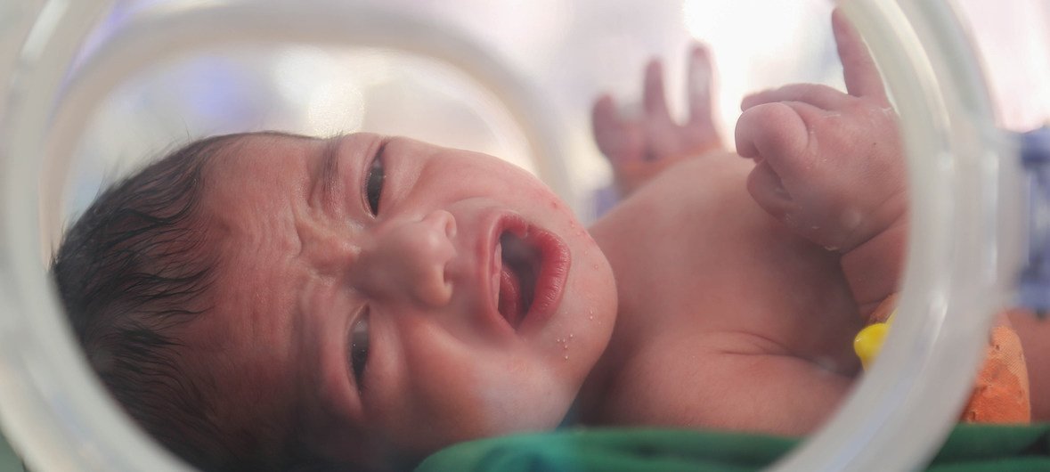 Un nourrisson né prématurément reçoit un traitement à l'hôpital Alsabeen, Sana'a, Yémen (2018).