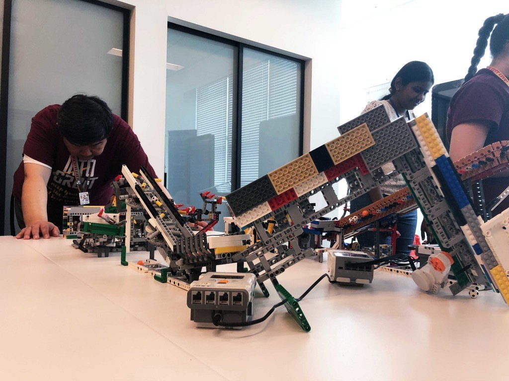 学生们用乐高玩具搭建的机器人轨道。 
