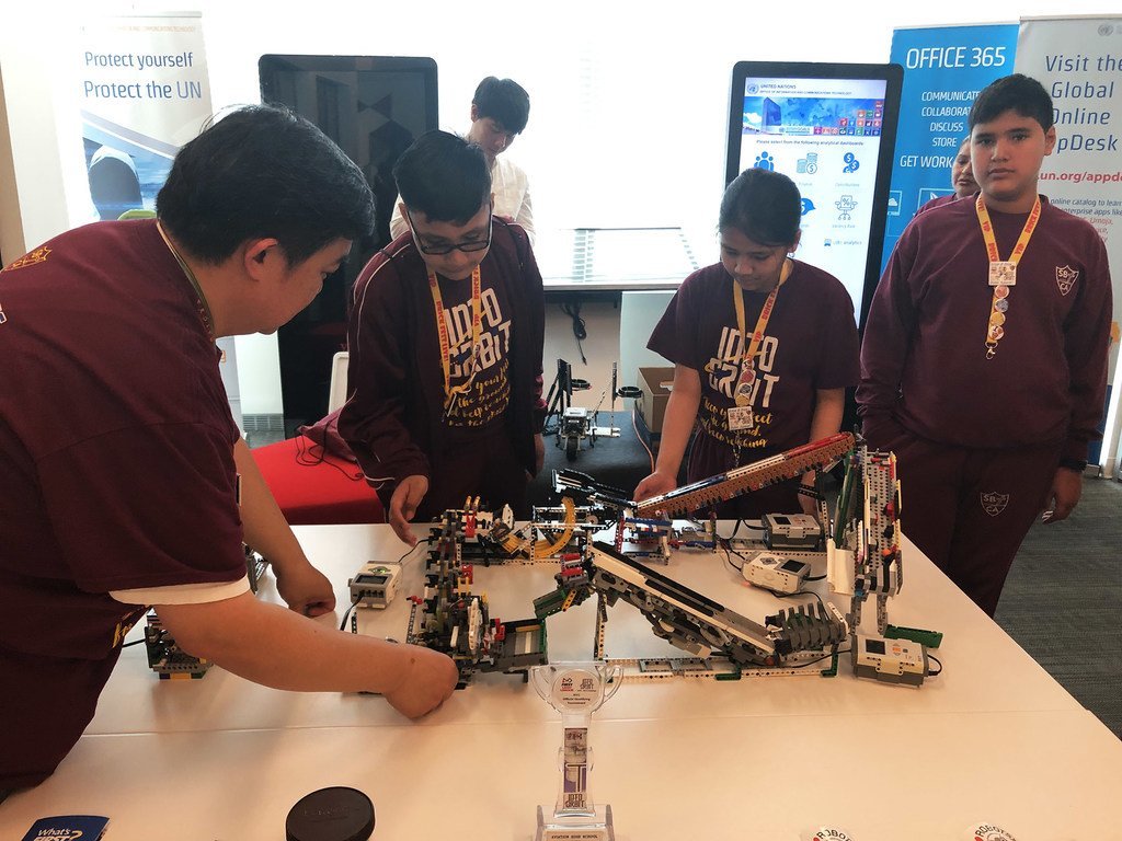 参加乐高机器人比赛的纽约一所学校的孩子们在联合国进行展示。（2019年6月12日）