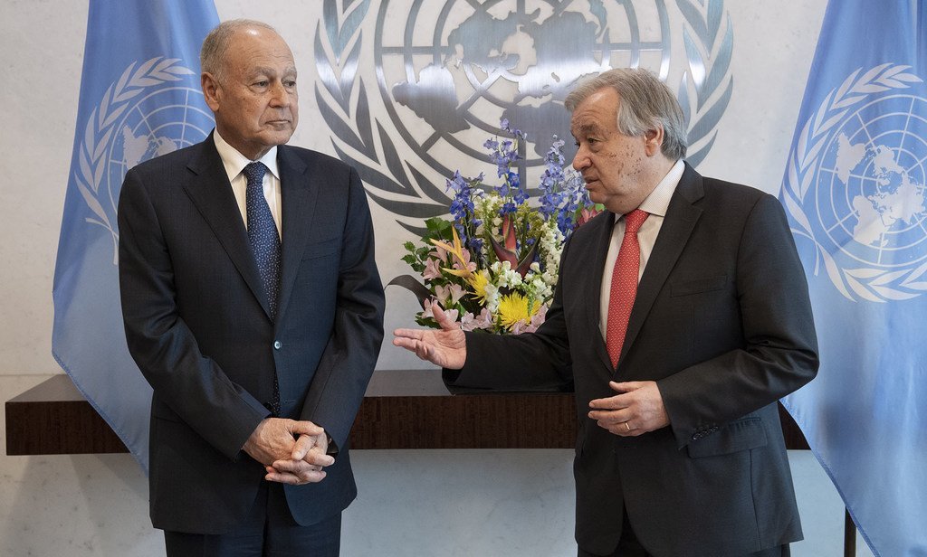 الأمين العام للأمم المتحدة أنطونيو غوتيريش وأمين عام جامعة الدول العربية أحمد أبو الغيط يتحدثان إلى الصحفيين بعد اجتماع ثنائي في مقر الأمم المتحدة. 14 يونيه/حزيران 2019.