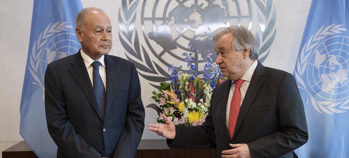 الأمين العام للأمم المتحدة أنطونيو غوتيريش وأمين عام جامعة الدول العربية أحمد أبو الغيط يتحدثان إلى الصحفيين بعد اجتماع ثنائي في مقر الأمم المتحدة. 14 يونيه/حزيران 2019.