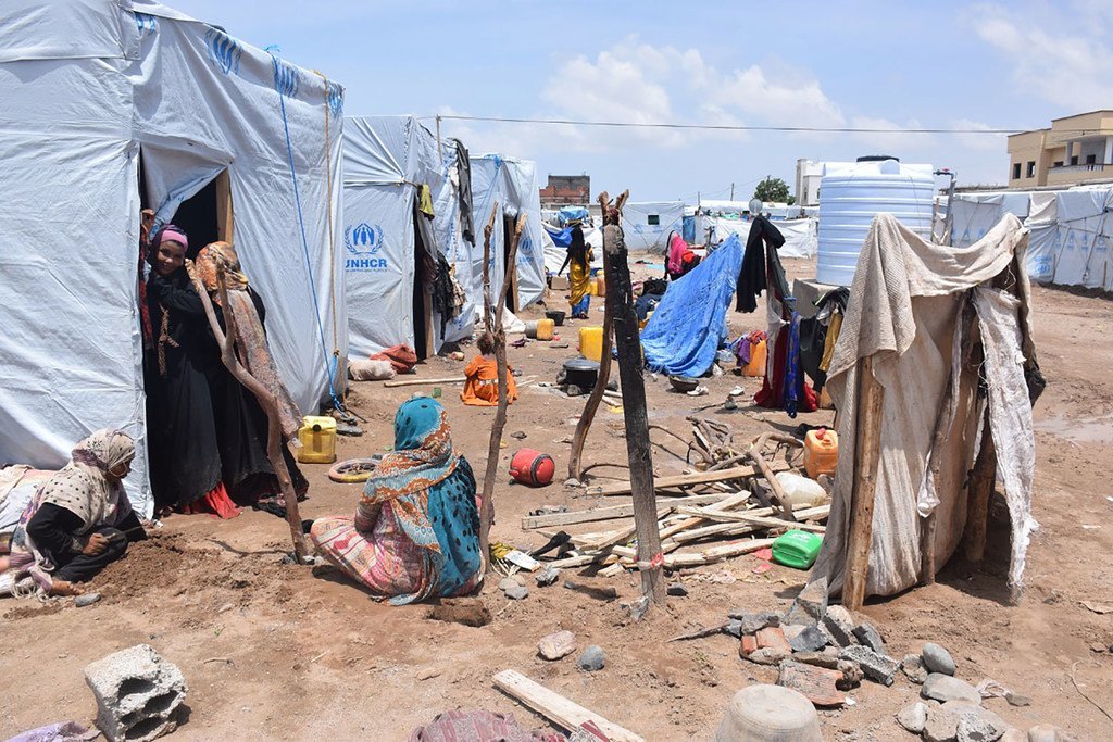 也门港口亚丁，一阵暴雨刚刚过去，因战争而流离失所的百姓正待在一处营地内。