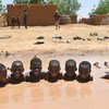Des garçons prennent un bain dans une marre à Zinder, dans le centre du Niger.