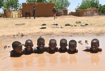 مجموعة من الأطفال يستحمون ويلعبون في بركة ماء في زيندر ، في وسط النيجر. (1 يونيو 2019)