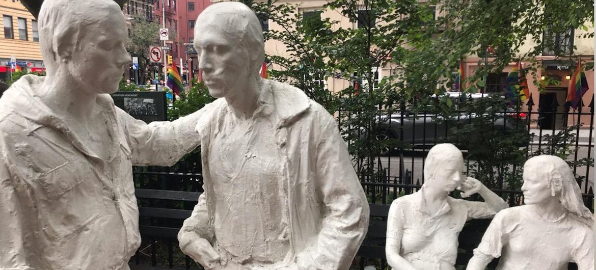 Monumento a la liberación homosexual en una calle de Nueva York.