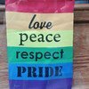 Bango lenye rangi za LGBTI linalohamasisha upendo, amani na heshima likiwa limetundikwa mjini New York Marekani mwezi Juni 2019