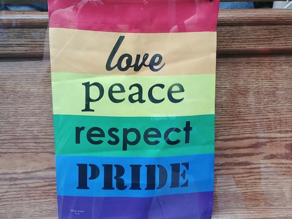 Bango lenye rangi za LGBTI linalohamasisha upendo, amani na heshima likiwa limetundikwa mjini New York Marekani mwezi Juni 2019