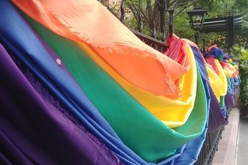 位于纽约市切尔西区的高线酒店为6月的同性恋“骄傲月”装饰了彩虹旗。