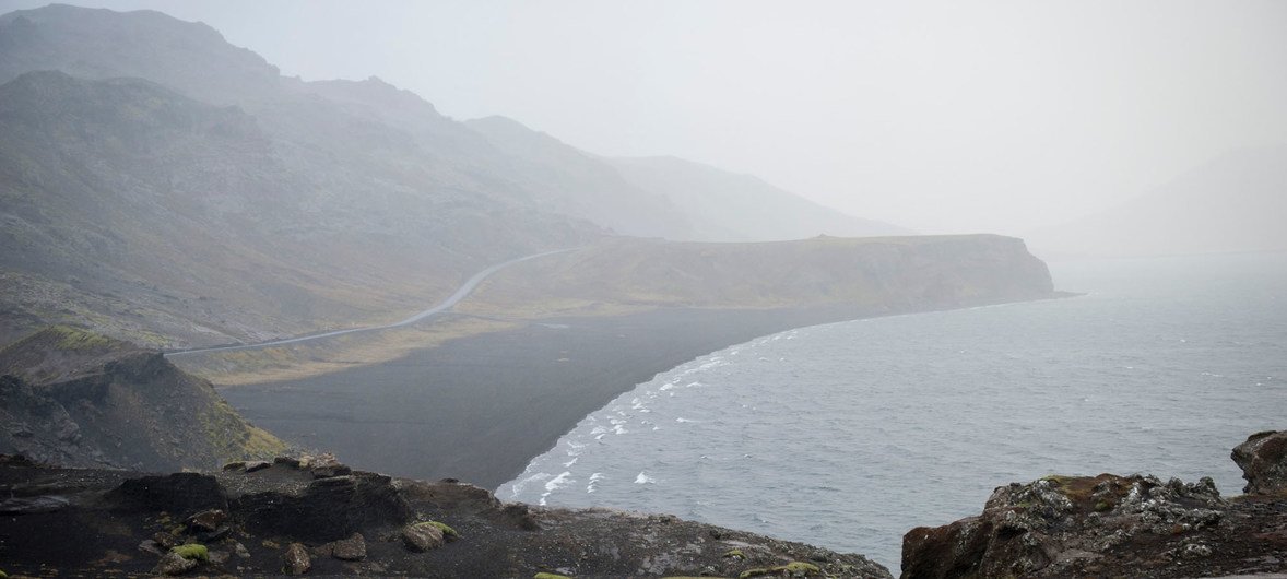 الحموضة وارتفاع مستوى سطح البحر والآثار الأخرى لتغير المناخ تؤثر سلبا على محيطات العالم. في الصورة منظر جوي لريكيافيك، أيسلندا.