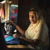 Narun Nahar está sentada em sua máquina de costura no assentamento de refugiados de Kutupalong. Ela fugiu de Mianmar com sua família, mas seu marido e pai foram mortos no caminho, deixando Narun e sua mãe viúvas. 