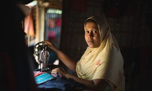 Narun Nahar sentada junto a su máquina de coser en el asentamiento de refugiados de Kutupalong. Huyó de Myanmar con su familia, pero su marido y su padre fueron asesinados en el camino. Vive en el campamento de refugiados Kutupalong con sus tres hijos.