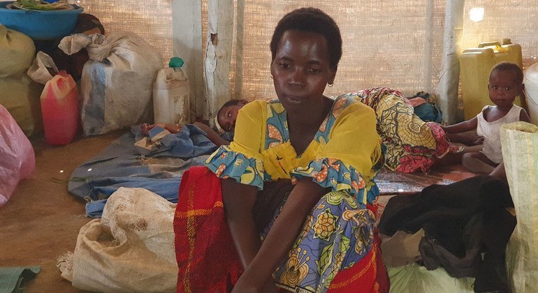 Una mujer recién desplazada en un centro de desplazados en la ciudad de Bunia, República Democrática del Congo.