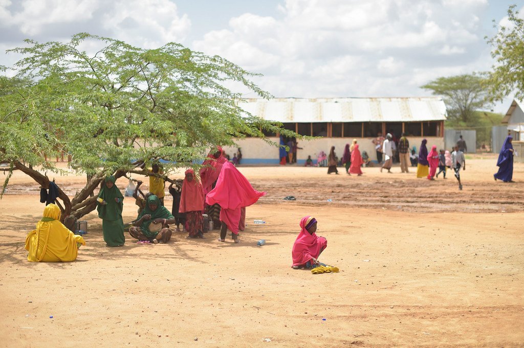 2017年11月15日，在肯尼亚东部的达达布难民营，一些聚集在登记中心附近。