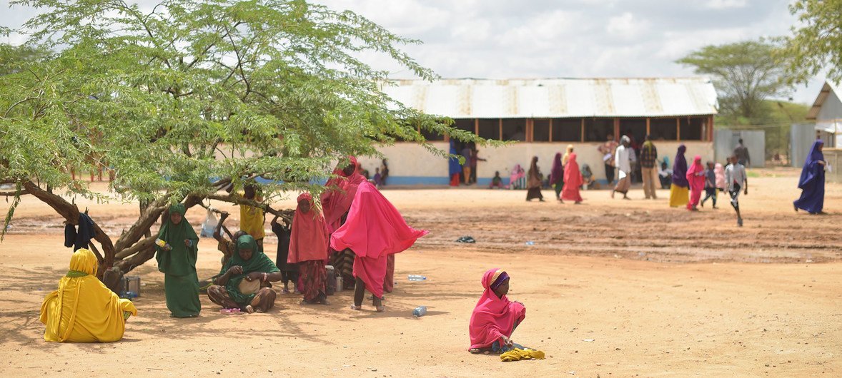 2017年11月15日，在肯尼亚东部的达达布难民营，一些聚集在登记中心附近。