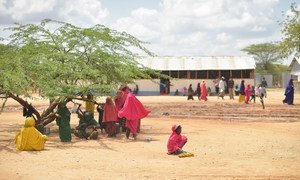 Una niña sentada en el suelo cerca de un centro de inscripción en el campamento de refugiados de Dadaab, al este de Kenya. 