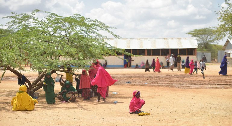 Una niña sentada en el suelo cerca de un centro de inscripción en el campamento de refugiados de Dadaab, al este de Kenya. 