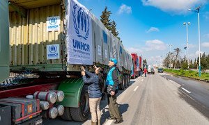 संयुक्त राष्ट्र की एजेंसियाँ और साझीदार संगठन सीरियाई अरब रैडक्रॉस मेनबिज शहर में लगभग 50 हज़ार लोगों को मानवीय सहायता पहुँचाते हुए. (6 मार्च 2019)