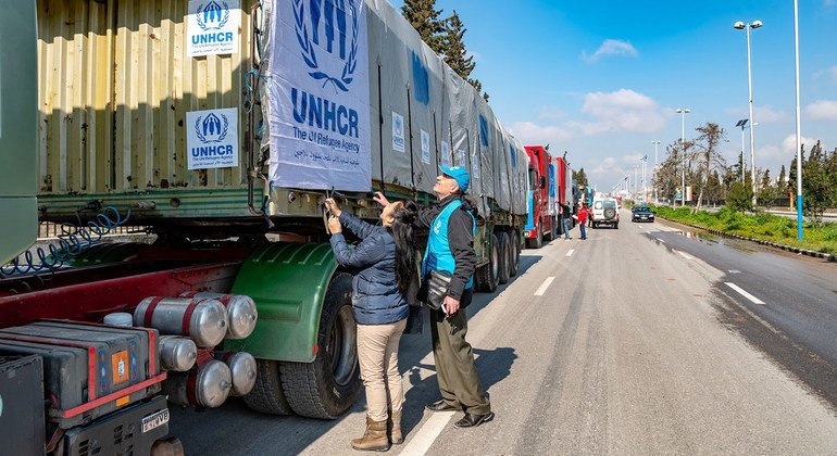 Mashirika ya UN na wadau wao wa kibinadamu, shirika la hilal  nyekundu la Syria, SARC, wakiwasilisha misaada kwa watu 50,000 kwenye mji wa Menbij, kaskazini-mashariki mwa jimbo la Aleppo na maeneo jirani (6 Machi 2019)