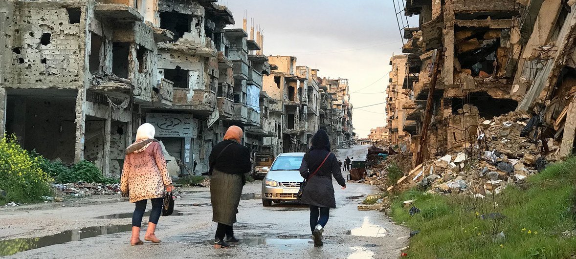 La vida vuelve lentamente a esta calle en el distrito Juret Al-Shayah de Homs, Siria. Los residentes que regresan a los barrios a los que huyeron para escapar de los combates se encuentran con calles desiertas y sin vida.