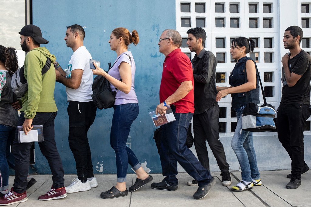  委内瑞拉人在厄瓜多尔 - 秘鲁边境排队等候为护照盖章。