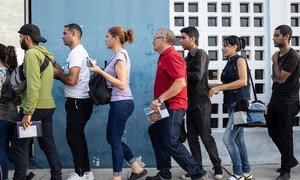 Venezolanos haciendo cola para obtener el sello de entrada en sus pasaportes en la frontera entre Ecuador y Perú. (13 de junio de 2019)