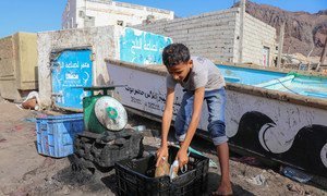 Внутренний переселенец Сэм работает, чтобы прокормить свою семью. Йемен, 2019 год