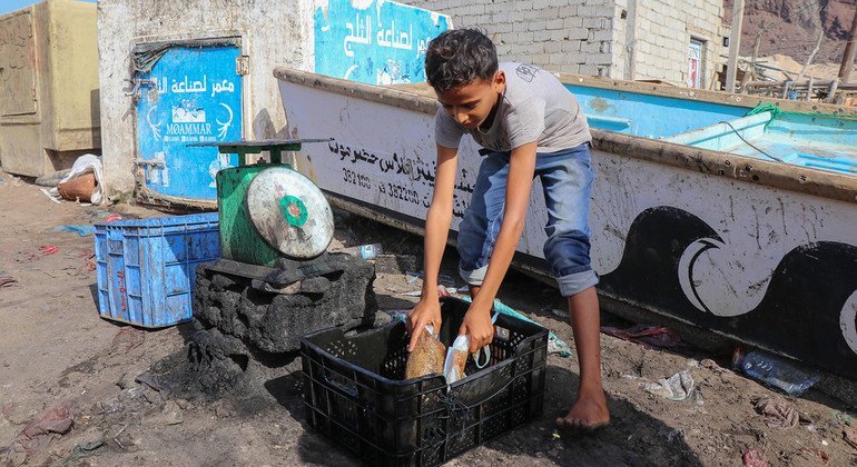 Внутренний переселенец Сэм работает, чтобы прокормить свою семью. Йемен, 2019 год