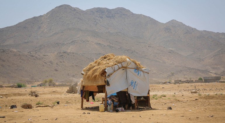 Makazi ya muda kwenye eneo la kuhifadhi wakimbizi katika wilaya ya Abs, jimboni Hajjah, nchini Yemen. Eneo hili lipo kilometa 150 kutoka kaskazini mwa jimbo la Hudaydah. (8 Mei 2019)