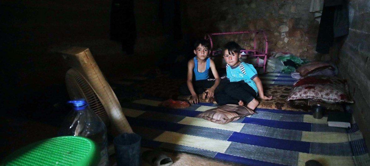 叙土边境地区，两名逃离伊德利卜战火的叙利亚男童正在一处临时住所内。