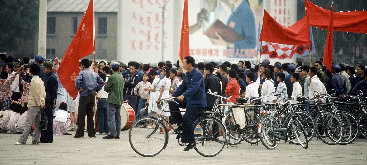 1982年6月的中国，百姓正前往内蒙古呼和浩特参加人口普查登记。