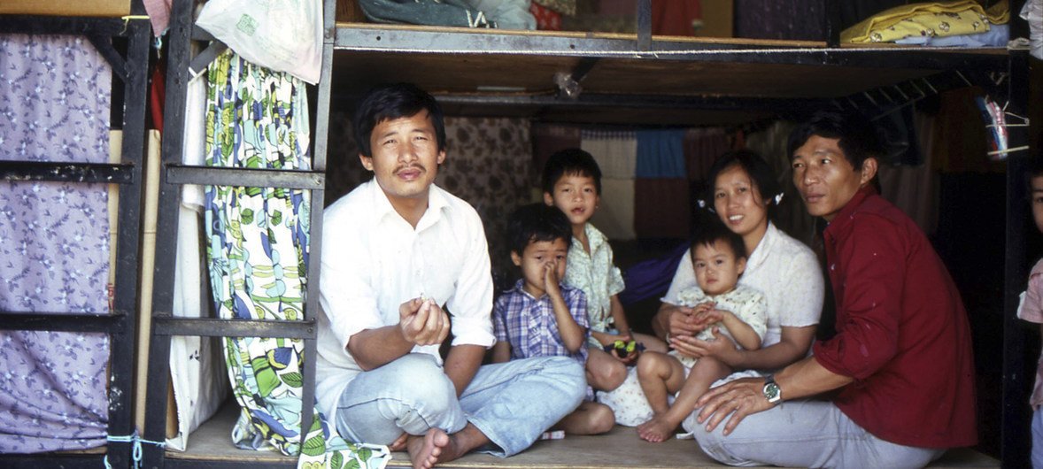 1986年，暂时居住在香港离岛喜灵洲一处难民营内的越南难民。
