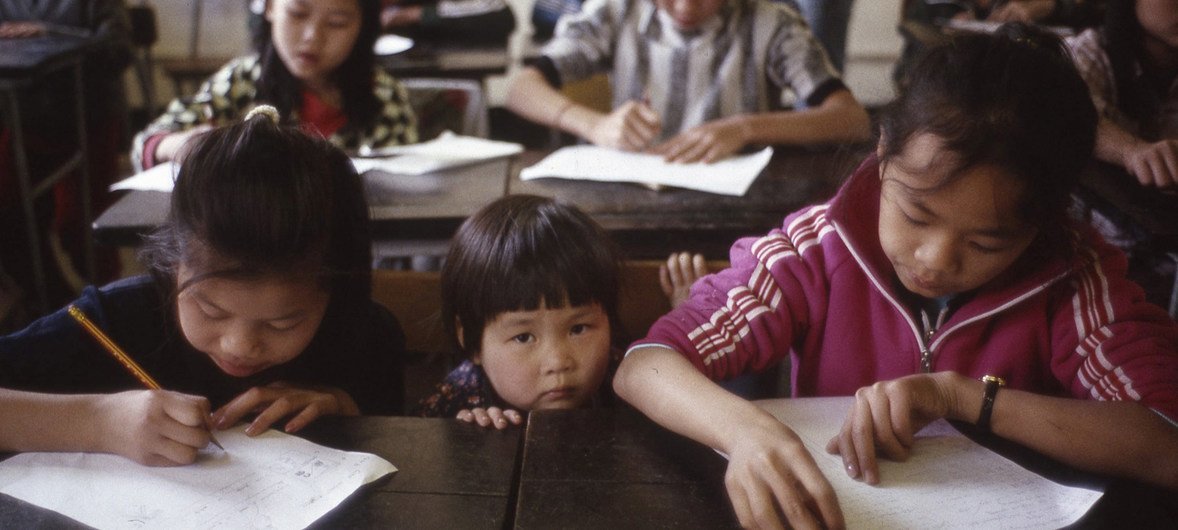 1988年，暂时居住在香港屯门一处难民营内的越南难民儿童。