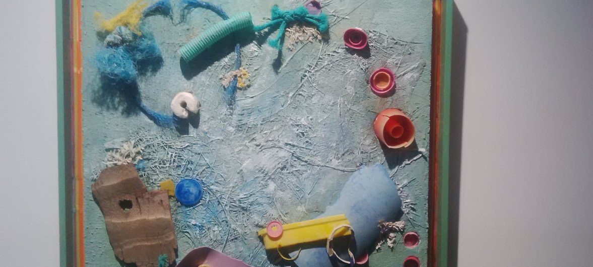 Работы Аурели Лету сделаны из пластикового мусора, который художница находит на пляжах и улицах