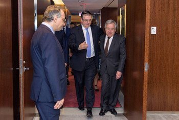 El Secretario General António Guterres acompaña al Secretario de Relaciones Exteriores de México, Marcelo Ebrard.