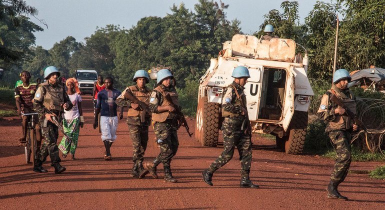 De soldats des Forces armées centrafricaines et des Casques bleus de la MINUSCA en patrouille à Bangassou, en 2019 (photo d'archives).