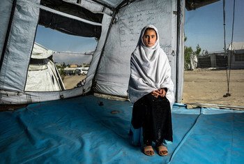 阿富汗楠格哈尔省，12岁的坎娜特坐在教室门外，她所在的这所社区教育中心得到了儿基会的支持。